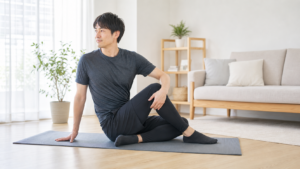 自宅で股関節まわりをやさしくストレッチする様子