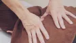 首や肩をマッサージ